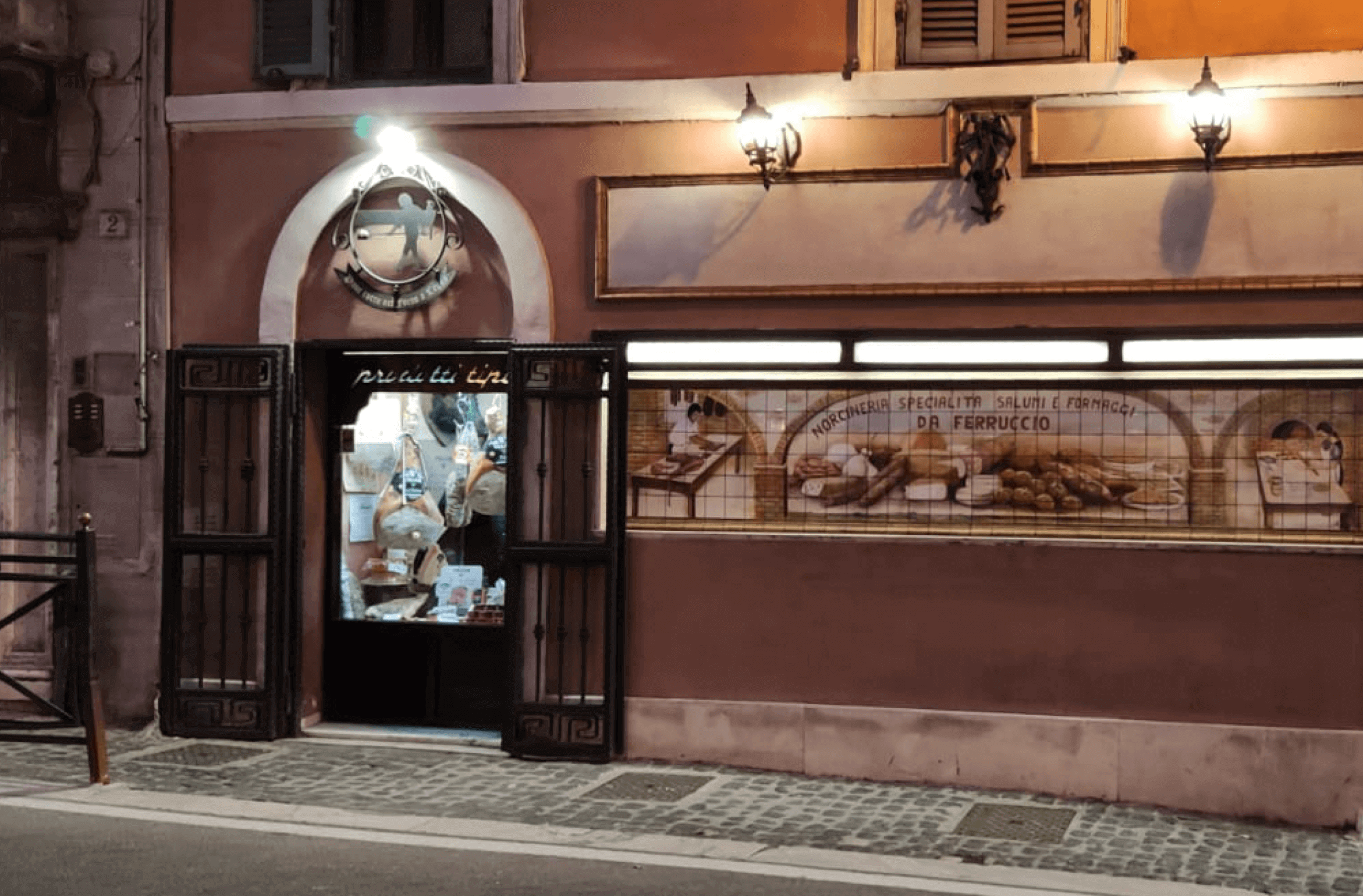 I prodotti Villani esposti in vetrina in una salumeria