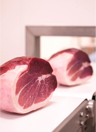 Salumi pronti per essere affettati e confezionati