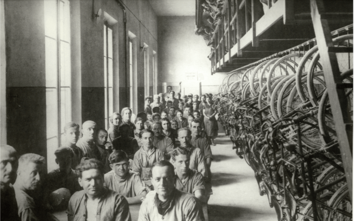 Azienda Villani operai e biciclette foto storica