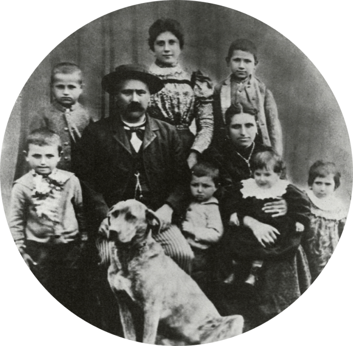 Foto della famiglia Villani ai tempi di Costante Villani ed Ernesta Cavazzuti